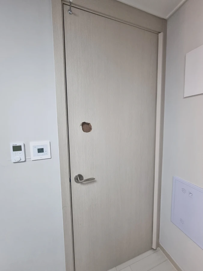 일산 방문 구멍 복원 전 현장